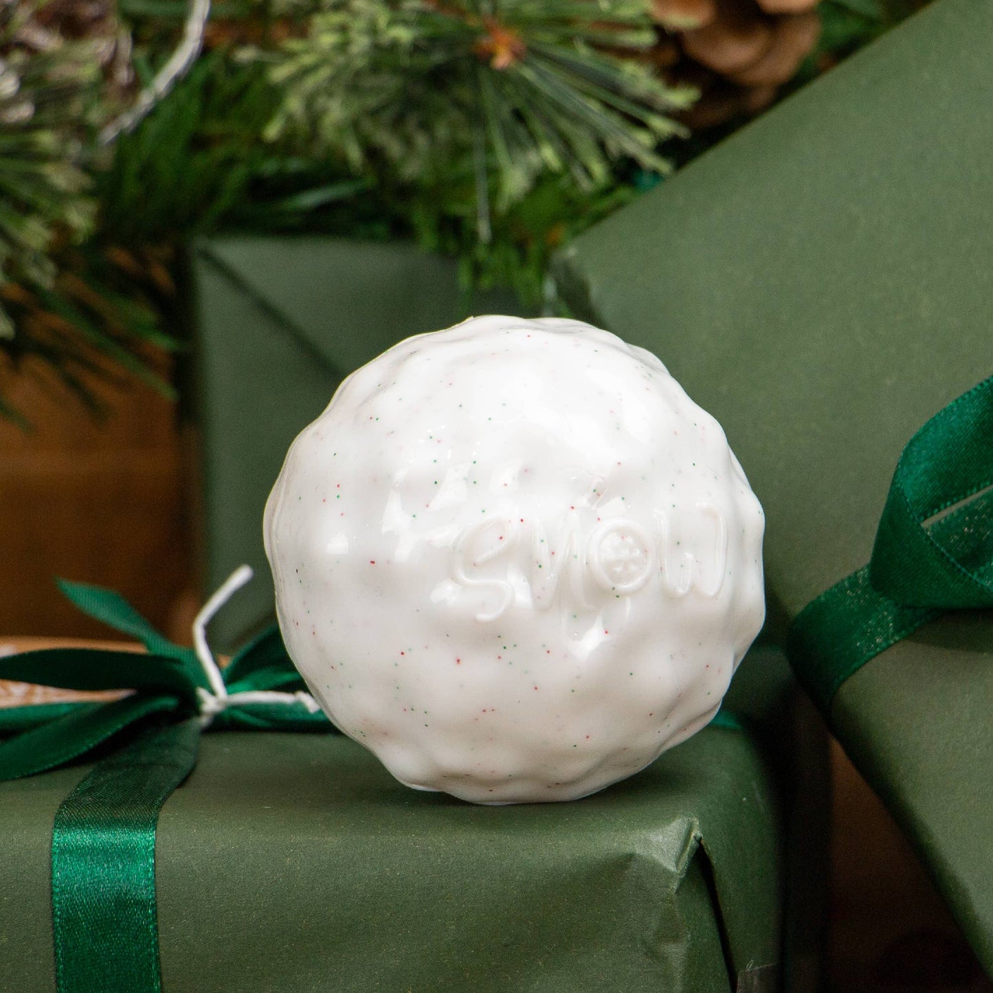 Christmas bouncy snowball dog toy detail